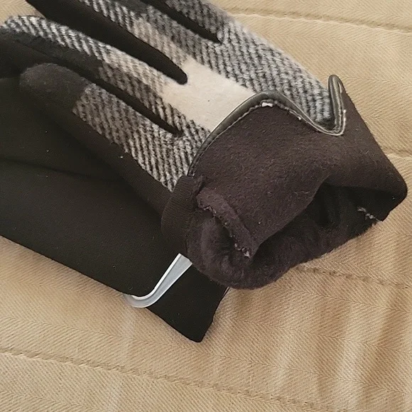 Burberry style warm can touch screen gloves, LV wallet and small bag for watch - Picture 6 of 6